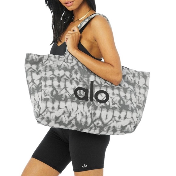 ALO Yoga Handbags - NWT Alo Yoga Tie Dye Shopper Tote OS